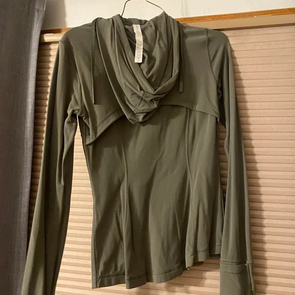 Lulu lemon size four green zip up - Picture 2 of 3